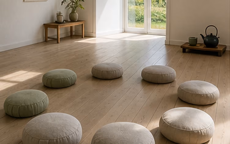 Tervitav meditatsioonipatjade ring valgusküllases ruumis