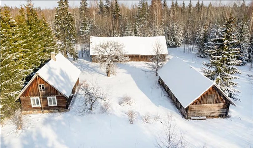 Allika talu hooned talvises metsas Oandul